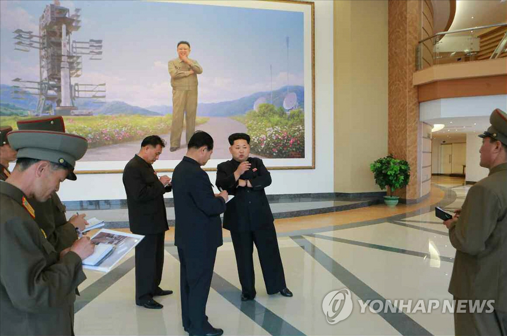 김정일 포즈 따라하는 김정은