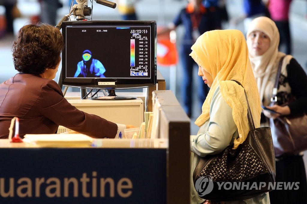 인천공항에 도착한 입국객들이 발열 감시 적외선 카메라가 설치된 검역대를 통과하고 있다. (연합뉴스 자료사진)