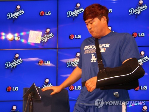 미국 프로야구 로스앤젤레스(LA) 다저스 류현진(28)이 22일(현지 시간) 다저스타디움에서 열린 기자회견에 입장하고 있다