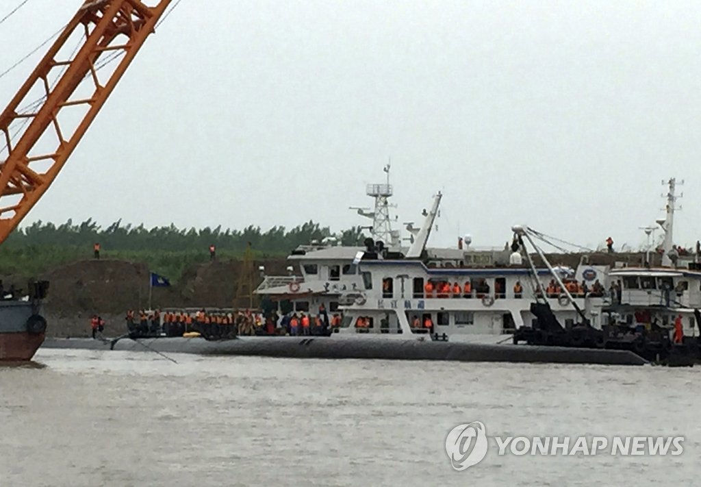 양쯔강 침몰 유람선 구조작업 '제자리걸음' (AP=연합뉴스)