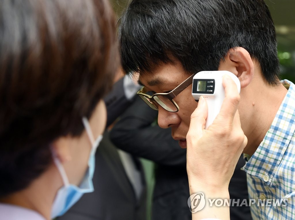 출근길 발열 측정하는 경기교육청 직원들