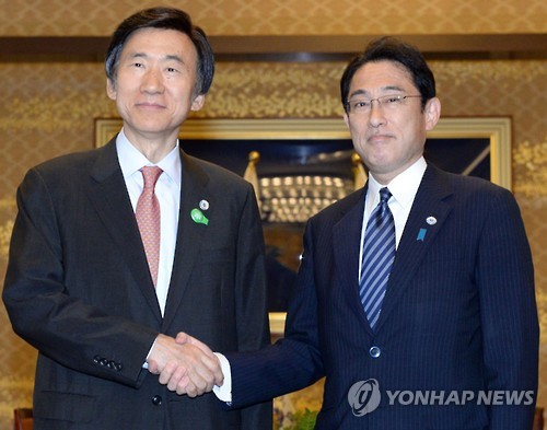 윤병세 외교부 장관(왼쪽)과 기시다 후미오(岸田文雄) 일본 외무상 (연합뉴스 자료사진)