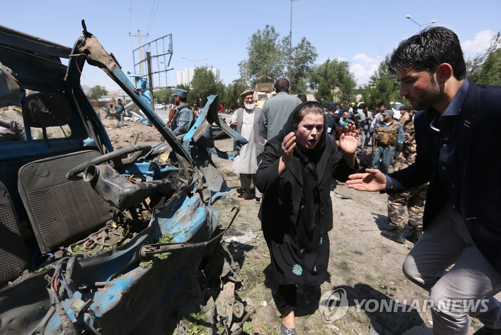아프간 자폭공격 현장서 울부짖는 여인
