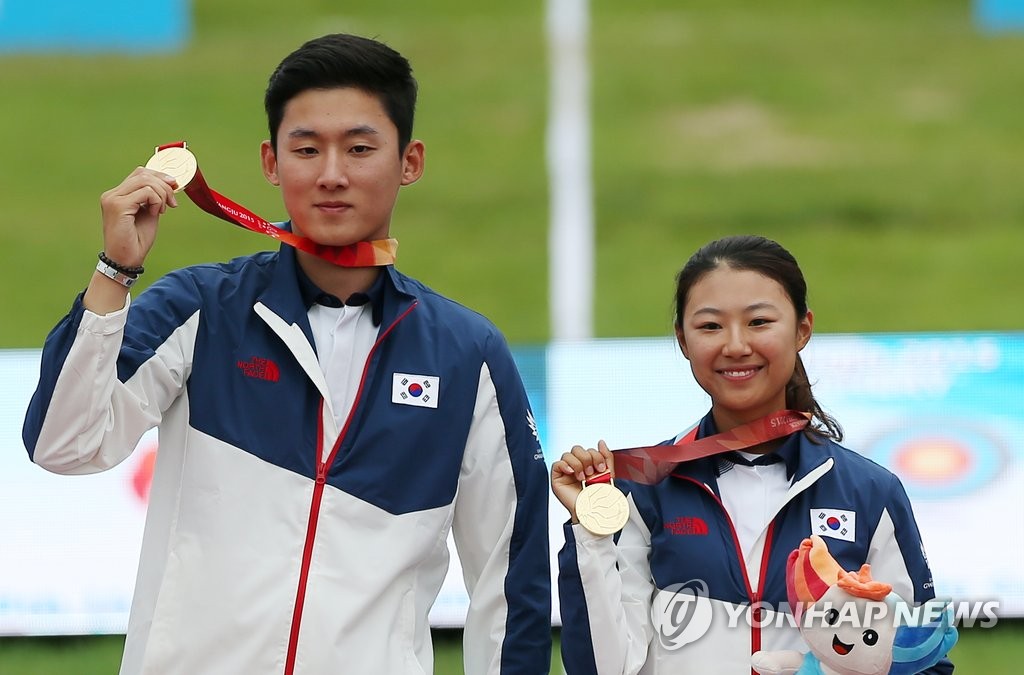 <U대회> 금메달 들고 사진 찍는 '김종호, 송윤수'
