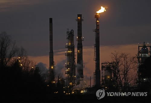 석유메이저 엑손모빌의 미 루이지애나주 센인트버나드 패리시 소재 정유공장 모습
<< AP=연합뉴스 자료사진 >>