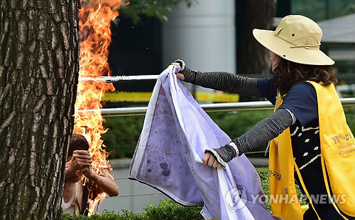 일본 대사관 앞서 분신
