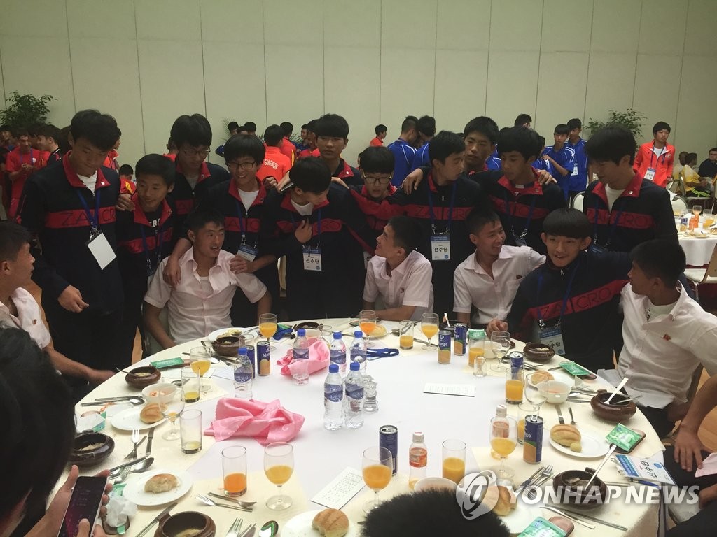 2015 제2회 국제 유소년 U-15(15세 이하) 축구대회 폐막 하루 전인 지난 23일 오후 양각도국제호텔 연회장에서 경기도 대표팀과 4.25체육단 선수들이 어울려 대화를 나누고 있다.(연합뉴스 자료사진)