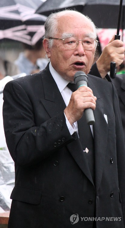 실행위원회 위원장인 요시다 히로노리(吉田博德) 일조협회도쿄도연합회장이 발언하고 있다.