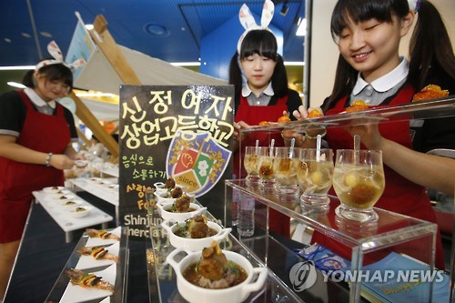 미래의 쉐프들. 지난 9월 서울시청 시민청에서 열린 '사랑의 푸드위크'에서 요리를 세팅하는 서울 신광여상 조리과 학생들.(연합뉴스 자료사진)