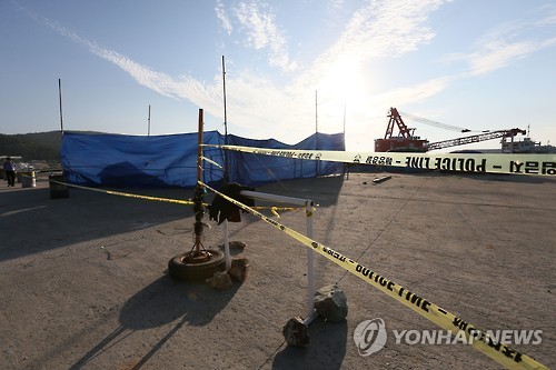 인양 돌고래호 주위에 가림막