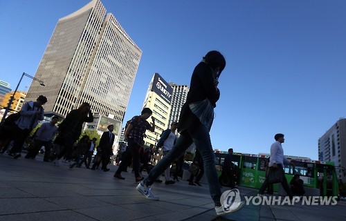 <날씨> 쌀쌀한 날씨 이어져…강원 높은 산간 눈(12일) - 1