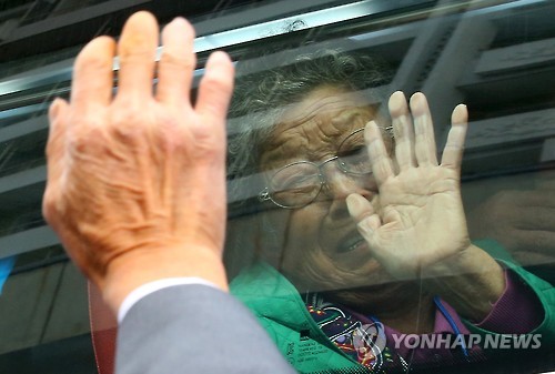 <이산상봉> '아들, 건강해야 해'