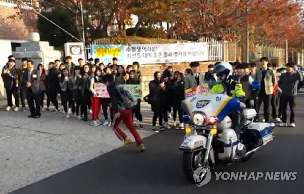 <수능> 경찰, 수험생 수송작전