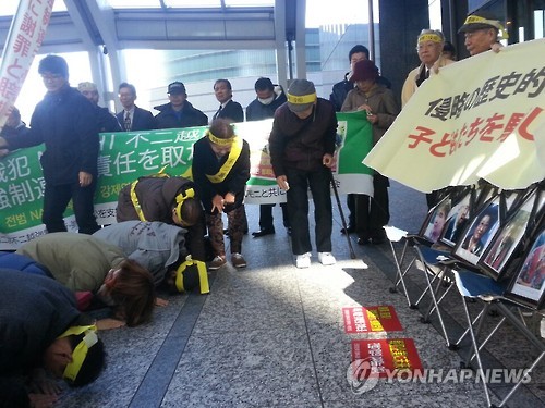 '끝까지 싸울께요'…먼저 간 근로정신대 피해자 추도
(도쿄=연합뉴스) 조준형 특파원 = 27일 정오 일본 도쿄 미나토(港)구 소재 일본 기업 후지코시(不二越) 도쿄 본사 사옥 앞에서 근로정신대 피해자들의 배상 요구 집회가 열렸다. 피해자인 최희순, 이자순 할머니와 지원단체 관계자들이 먼저 세상을 뜬 피해자들의 영정 앞에서 절하는 모습이다. 2015.11.27 jhcho@yna.co.kr