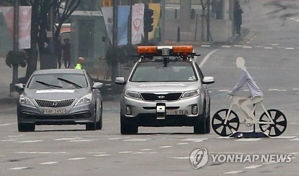 보행자 인식 미션 수행하는 자율주행차