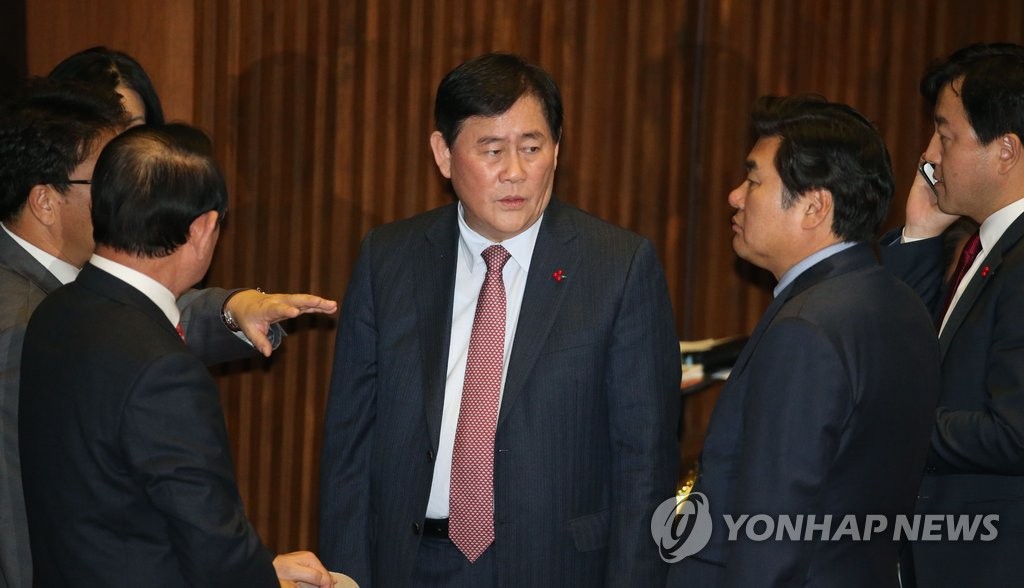 심각한 표정의 최경환