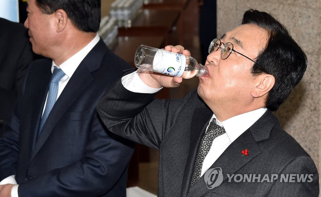 해수담수화 수돗물 시음하는 부산시장