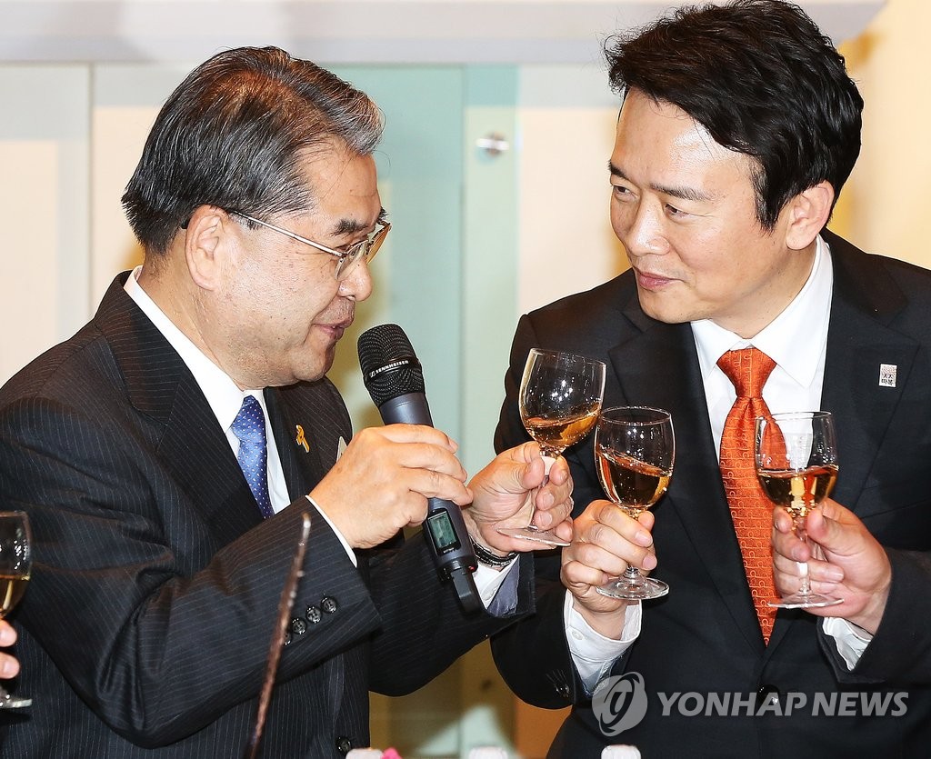 건배 하는 남경필 경기도지사와 이재정 경기교육감