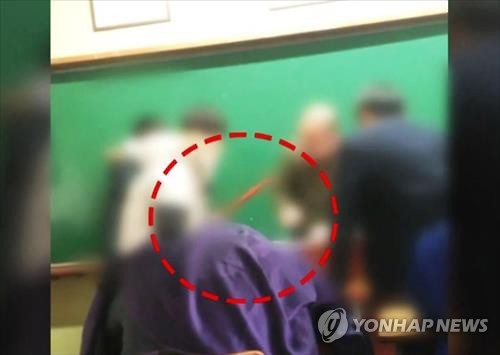 '빗자루 폭행' 학생 교육적 징계 "학교서 끌어안겠다" - 1