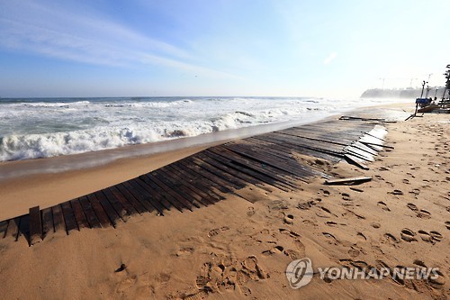 속초해변 산책로 << 연합뉴스 자료사진 >>