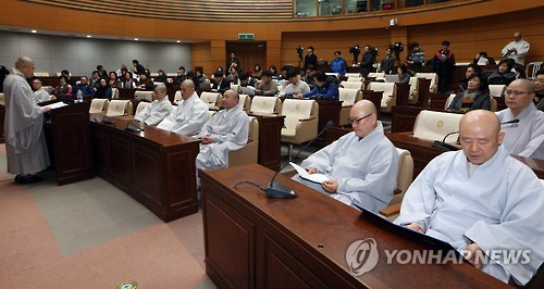 경과보고 하는 법원 스님