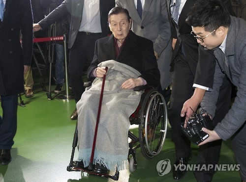 휠체어 타고 법원 나서는 신격호 회장