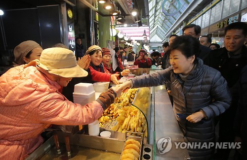 상인들과 인사 나누는 박 대통령