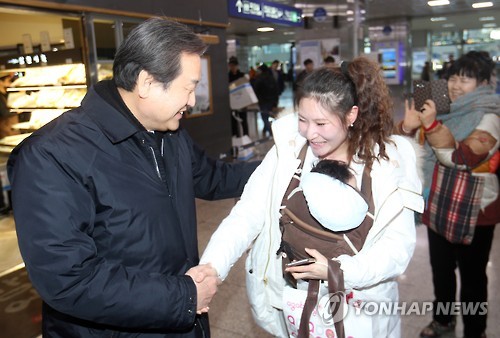시민과 악수하는 김무성 새누리당 대표