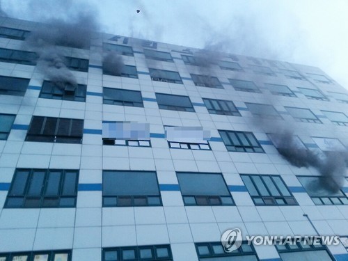 군산 한 스포츠센터서 불…18명 대피