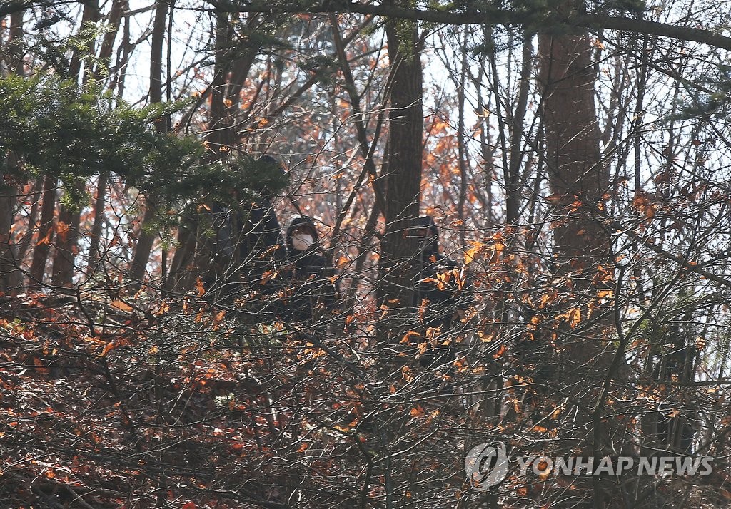 큰딸 암매장 장소 수색하는 경찰