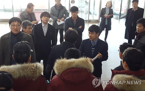 '롯데 압박 결의안' 비판 홍준표 지사에 항의