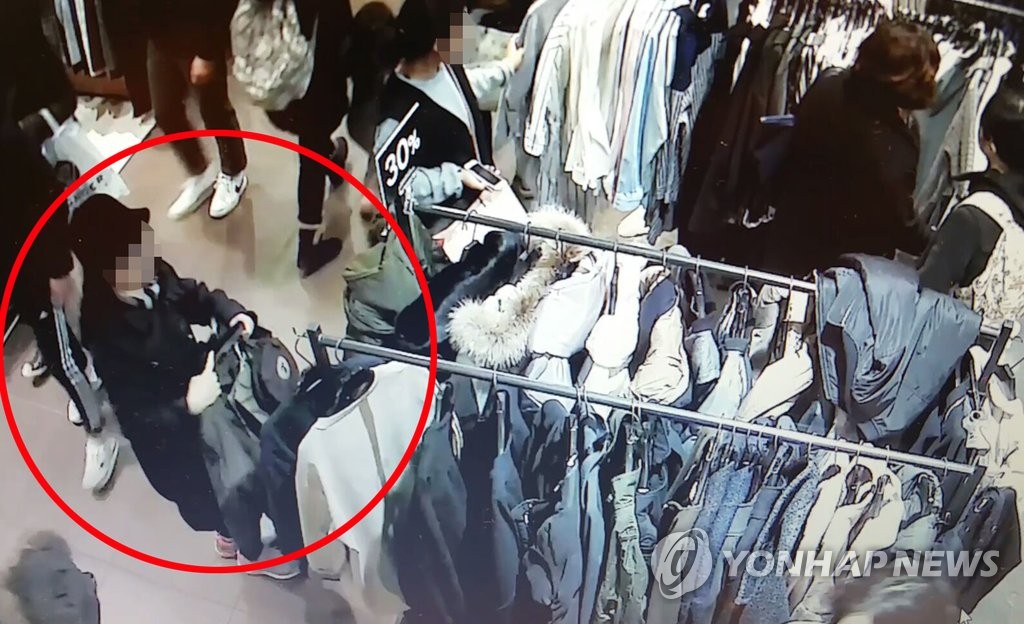 훔친 옷 입고 또 도둑질