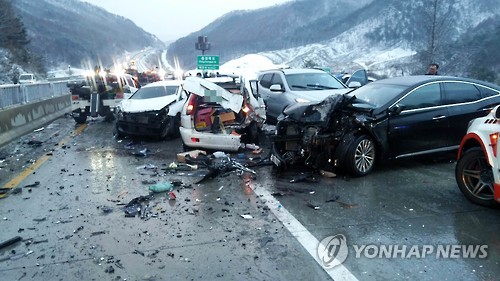 원주 중앙고속도로서 차량 20여 대 추돌