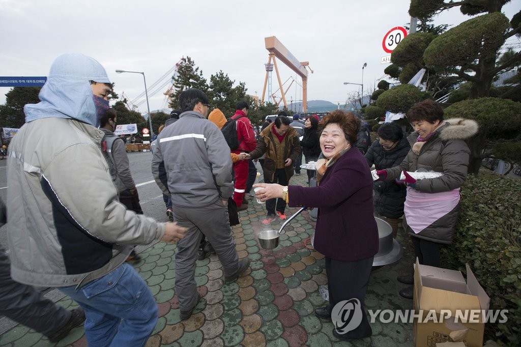 "따뜻한 차 마시고 힘내세요"
