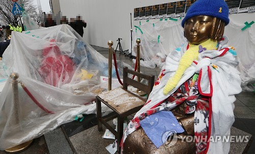 추위 속 노숙농성 이어가는 소녀상지킴이
