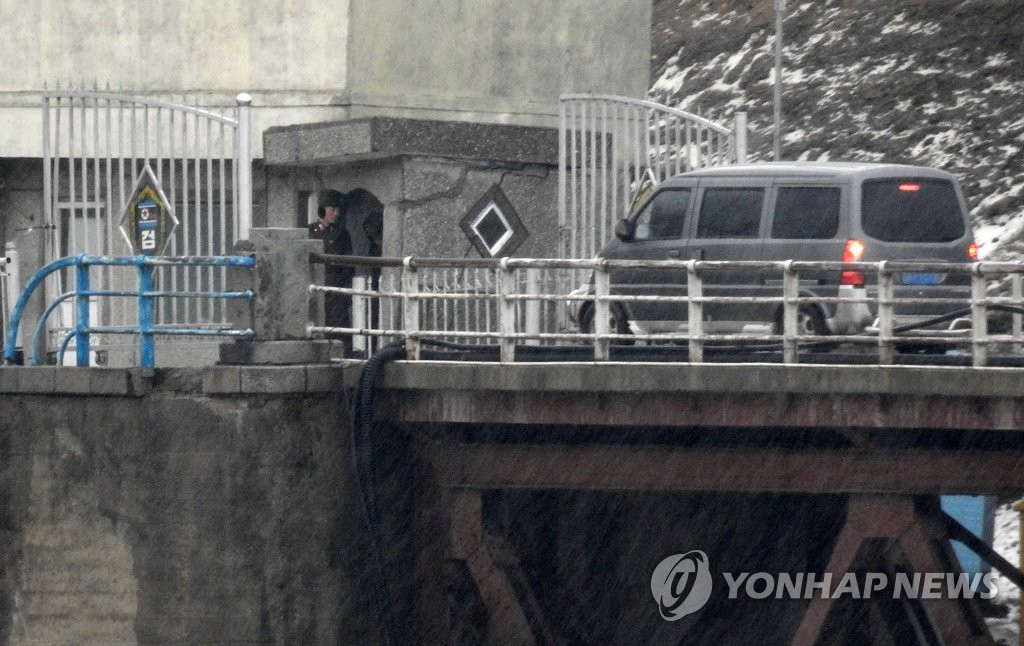 북한으로 들어가는 차량