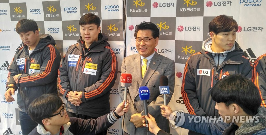 인터뷰하는 강신성 대한봅슬레이스켈레톤경기연맹 회장