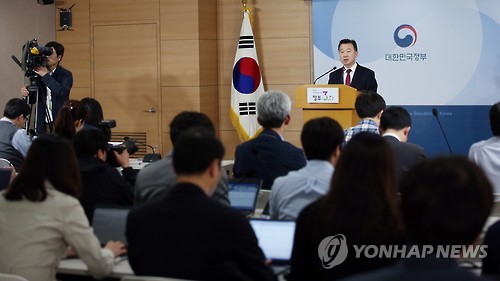 브리핑하는 통일부 대변인