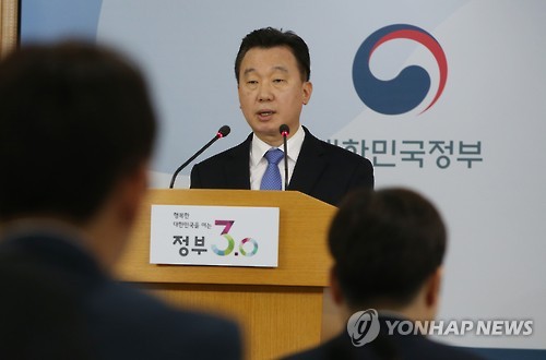 '북한 정찰총국 대좌 망명' 질문 받는 대변인