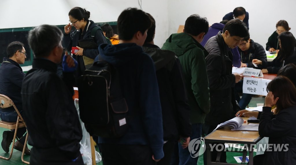 '누가 내 이름으로 투표를?"…경기북부 투표소 '실수 연발' - 1