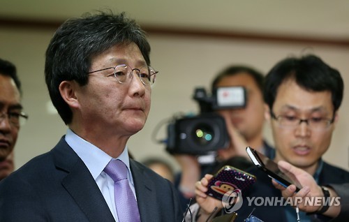 굳은 표정의 유승민