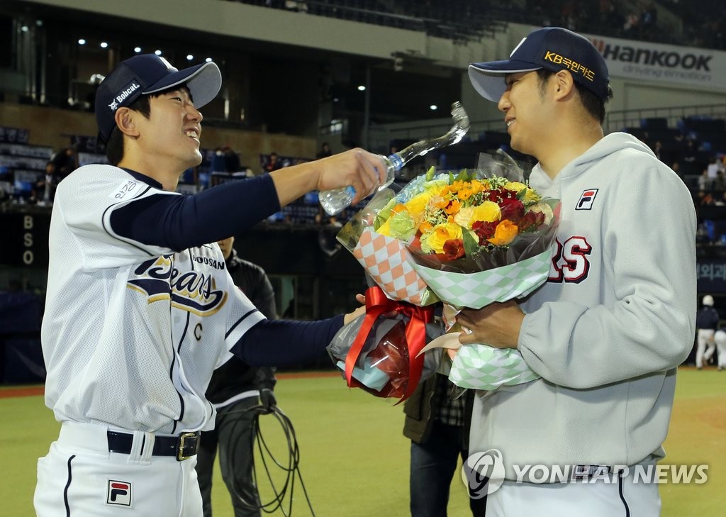 동료 축하받는 장원준