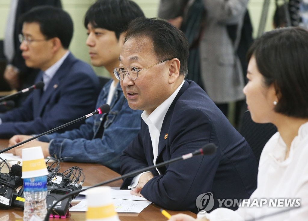 모두발언하는 유일호 부총리