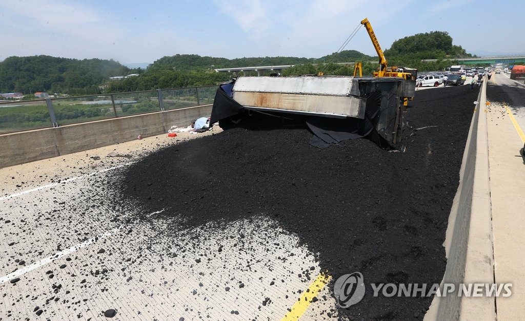 까맣게 변한 고속도로