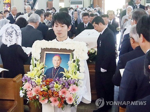 성당 들어서는 최기산 주교 영정