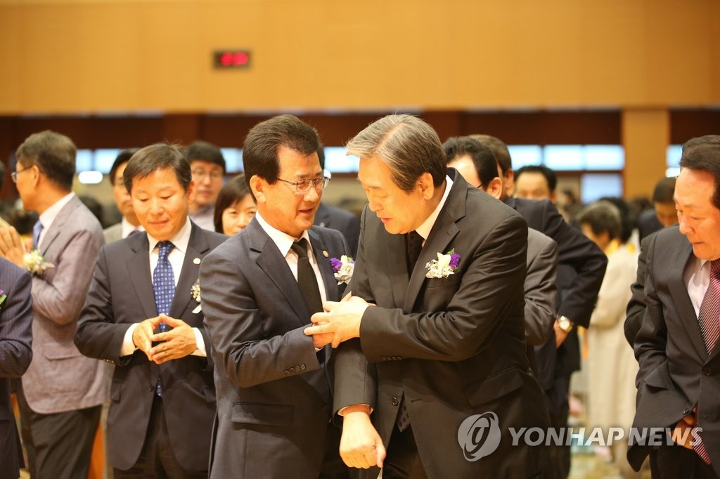 '어~괜찮은데' 자리 양보받는 김무성