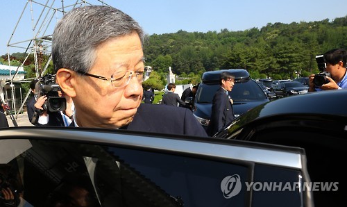 당사 향하는 김희옥