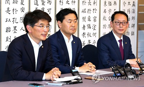 더불어민주당 박완주 원내수석부대표(왼쪽)가 원(院) 구성 법정 시한을 하루 앞둔 6일 오후 국회 귀빈식당에서 열린 여야 3당 회동에서 인사말을 하고 있다. 오른쪽은 국민의당 김관영, 새누리당 김도읍 원내수석부대표.
