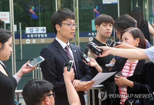 인터뷰하는 성현아 변호인