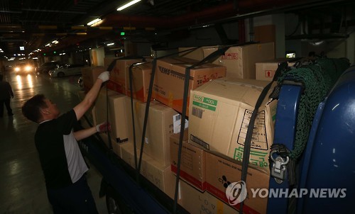 차량 가득 실린 롯데 압수품